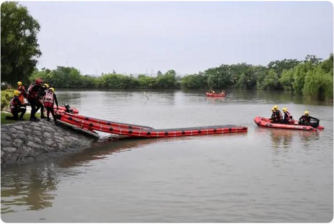 “多人落水”如何科學(xué)施救？消防員架起水上浮橋演練極限營(yíng)救