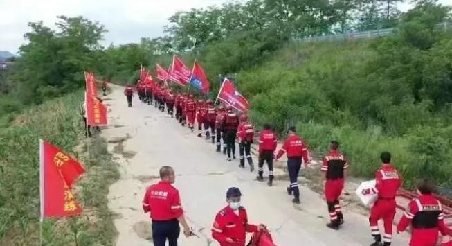 大連市應(yīng)急管理局指導(dǎo)莊河市應(yīng)急救援隊(duì)伍開(kāi)展防汛水域救援輕舟演練