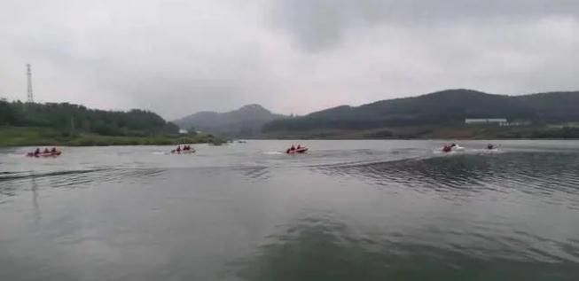 大連市應(yīng)急管理局指導(dǎo)莊河市應(yīng)急救援隊(duì)伍開(kāi)展防汛水域救援輕舟演練